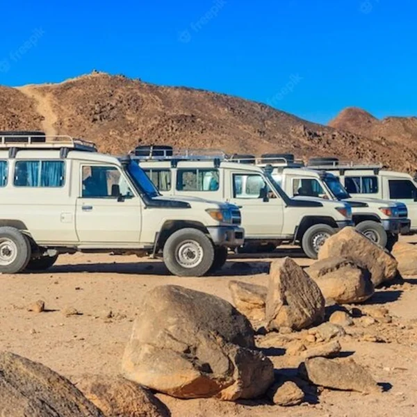 Jeep Safari Hurghada – 4×4, velbloudi & BBQ večeře